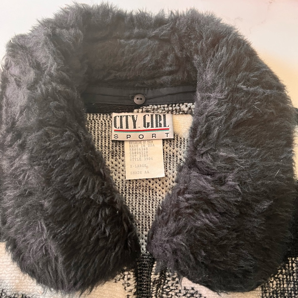 Vintage Camo City Girl jacket, removable faux fur collar. Fits like a large